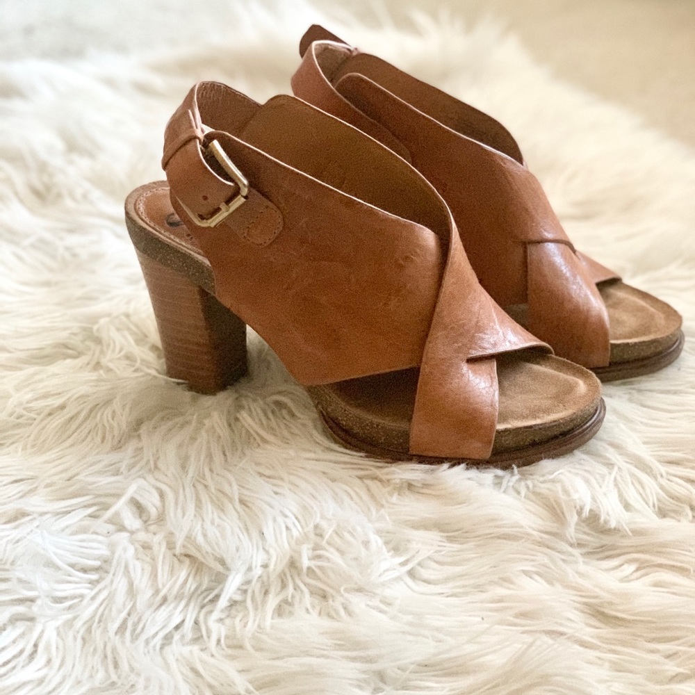Sofft: Beautiful distressed leather sandals 7.5M